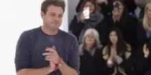 Dior, Jonathan Anderson disegnerà tutte le collezioni: non era mai successo. Lo stilista: «È un onore»