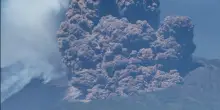 Etna, eruzione e nube vulcanica dal cratere Sud-Est: allerta rossa per voli