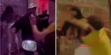 Ragazze trans prese a calci e pugni da un gruppo di uomini, poi la fuga: «Prima gli insulti, poi l'aggressione e la rapina». Il video