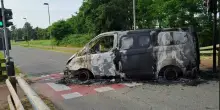Rapina a Lacchiarella: chiodi per bloccare la strada, tir e furgoni in fiamme. Poi la fuga a bordo di due camion