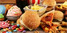Cibi ultra-processati, quali sono e perché evitarli. Il consumo frequente accelera l'invecchiamento (anche per chi segue una dieta sana)