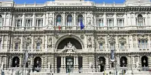 Dipendente malata invia il certificato medico in ritardo e viene licenziata, la Cassazione: «Assenza ingiustificata»