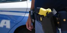 Pescara, colpito dal taser della polizia: muore a 30 anni per un arresto cardiaco. «Aveva opposto resistenza»