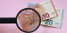 Truffa delle banconote false, come riconoscerle: cos'è il metodo "toccare, guardare e muovere" della BCE