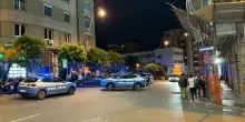 Napoli, maxi rissa in piazza Arenella: la polizia spara in aria