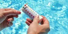 Bambini intossicati dal cloro: «Sul fondo della piscina c'era una macchia verde». Mattia, 9 anni, è in coma farmacologico. Cosa sappiamo