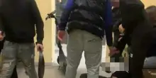 Ragazzino 17enne picchiato da una baby gang: cinque arrestati, sono tutti minorenni. L'aggressione ripresa in video