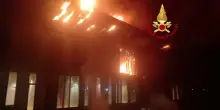 Incendio a Milano, donna di 48 anni si butta dal quinto piano per fuggire e muore