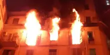 Incendio a Milano, si butta dal quinto piano per fuggire e muore: sentito il convivente. «Avevano litigato»