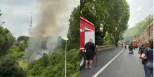 Roma, incendio sulla collina di Monte Mario: chiusa via Trionfale in entrambe le direzioni, le fiamme accanto a una tendopoli