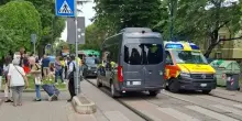 Furgone sorpassa il tram in sosta e travolge due bambini (di 7 e 8 anni) sulle strisce pedonali. I piccoli sono gravi