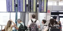 Voli in ritardo, cambiano le regole: più tutele per i passeggeri, ma risarcimenti più bassi. Cosa cambia e da quando