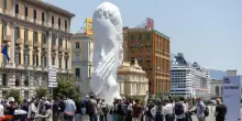 Napoli, nuova statua a Piazza Municipio, divide la scultura sul silenzio. Ironia e veleni sui social