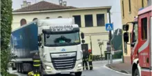 Bambino di 7 anni travolto e ucciso da un camion sotto gli occhi del padre: stava andando a scuola insieme ad un amico