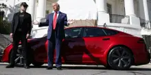 Trump vuole sbarazzarsi della sua Tesla rossa dopo la furiosa lite con Elon Musk. Wsj, vorrebbe regalarla o venderla