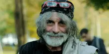 Mauro Corona: «Bere e ubriacarmi stimola la mia creatività. Mio padre mi picchiava, è morto nel sonno, una fine troppo garbata»