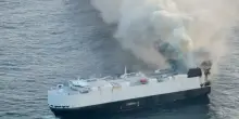 Nave alla deriva dopo un incendio, rischio disastro ambientale: a bordo tonnellate di gasolio e olio combustibile
