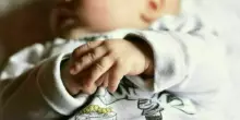 ?Bimbo di 9 mesi in coma: «Il corpicino di Pietro pieno di lividi e fratture». I traumi sospetti, i genitori separati. Cosa sappiamo