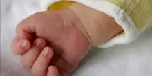 Donna di 24 anni scappa con la neonata appena partorita: doveva essere data in adozione