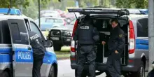 Monaco di Baviera, donna accoltella passanti: la polizia spara e la uccide. Si indaga sul movente