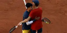 Jannik Sinner, a che ora gioca (e dove vedere in chiaro) la finale con Alcaraz: in palio il titolo del Roland-Garros
