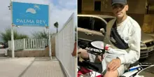 Nicola Mirti accoltellato a 18 anni in spiaggia dopo una lite: il 18enne è morto in ospedale. Choc a Varcaturo, c'è un fermo