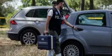 Villa Pamphili, le autopsie non svelano lesioni, il corpo non trascinato e i documenti nel cassonetto: caccia all'uomo col fagotto. Cosa non torna
