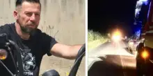 Resta in panne con la moto e aspetta i soccorsi, il vicesindaco muore travolto da un'auto pirata sulla provinciale