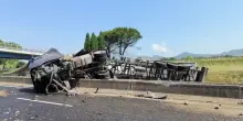Incidente in A1, Tir si schianta contro il guardrail e invade la carreggiata opposta, traffico in tilt tra San Vittore e Cassino