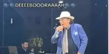 Al Bano, donna sviene al concerto e lui la risveglia a suon di acuti. Poi commenta: «Una dieta ti farebbe bene». E' polemica