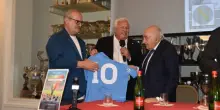 La maglia autografata di Diego Armando Maradona a Beppe Bruscolotti