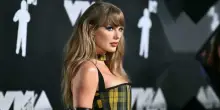 Taylor Swift, la popstar ottiene un ordine restrittivo contro uno stalker: «Credeva fossi la madre di suo figlio»
