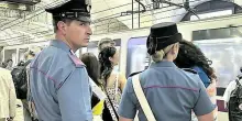 Ragazzo si suicida sotto la metro: borseggiatore sciacallo gli ruba lo zaino
