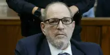 Harvey Weinstein condannato per aggressione sessuale ma non per stupro: il verdetto contrastato al secondo processo