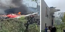 Air India, aereo diretto a Londra precipita subito dopo il decollo: a bordo 242 persone. Lo schianto tra le case