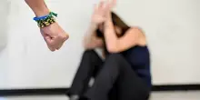 Aggredisce compagna e madre di lei con delle forbici, poi si getta dalla finestra. «Non accettava la fine della relazione»