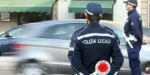 I vigili multano auto e lui li aggredisce, ma il veicolo non era il suo