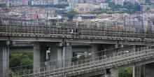 Napoli, tenta il suicidio salendo sul cavalcavia della tangenziale: salvato 40enne