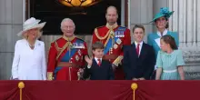 Dall'emozione di Re Carlo ai sorrisi di mamma Kate, i reali (decimati da liti e tempo) trovano unità al Trooping the Colour con gag e forzature