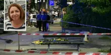 Donna di 45 anni uccisa a coltellate: fermato l'ex marito. L'orrore in pieno centro davanti a decine di passanti