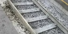 Travolto dal treno mentre attraversa i binari, morto 19enne. «Non c'è stato nulla da fare»