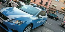 Rapina da film in gioielleria, i ladri spaccano le vetrine e portano via tutto. «Hanno acceso fumogeni per coprirsi la fuga»