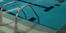 Bambino di 6 anni muore dopo un tuffo in piscina: «Forse un malore o una congestione». Il dramma in campeggio