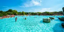 Bambino di 6 anni si tuffa in piscina e si sente male: morto in ospedale. Tragedia in un camping a Lido delle Nazioni
