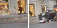 Napoli, auto in retromarcia travolge panchina in via Chiaia: due persone finiscono a terra