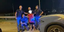 Bambino vaga di notte in strada, la polizia lo ferma e lo riporta a casa: «Non so come sono finito qui». I genitori non si erano accorti di nulla