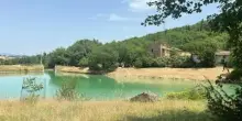 Ragazzo di 14 anni si tuffa in un laghetto artificiale e muore: era con i compagni a festeggiare la fine della scuola