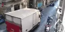 Furgone si schianta contro un muro a Napoli, il video dell'incidente