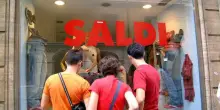 Saldi estivi 2025, il calendario ufficiale: la data di inizio regione per regione e le regole: «Cambio? fino a due mesi dopo»