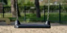 «Multa da 64 euro perché mio figlio a 14 anni è troppo grande per usare l'altalena al parco. Ma chi spaccia resta impunito»